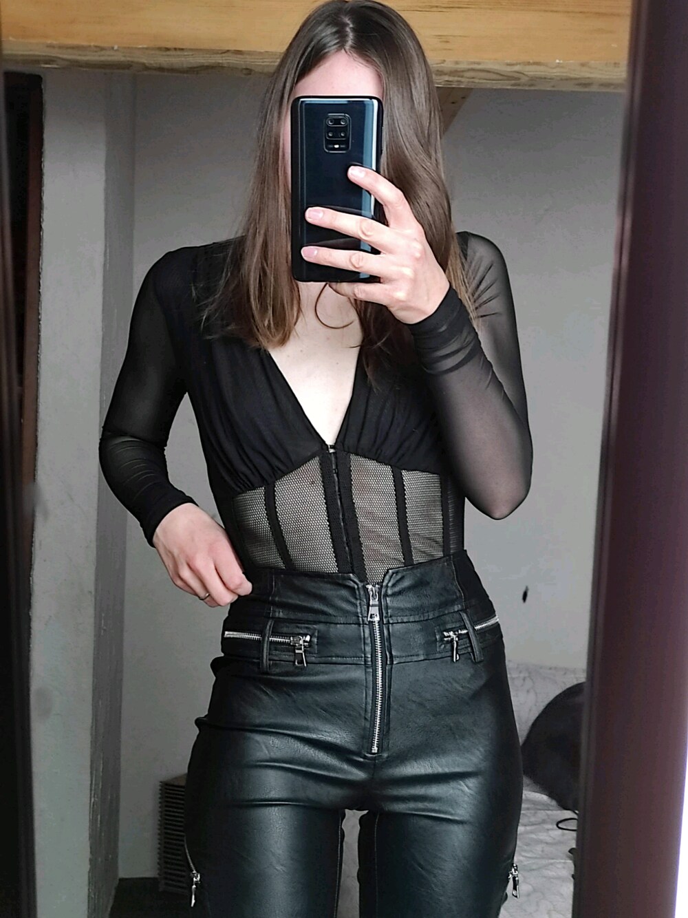 「leather、meshbodysuit、leatherpants、glam、Edgy、外国人、レーザー、エッジ」｜「sheinのアイテム（その他トップス、ブラック系）」を使った、ジュリ.さん（レディース・163cm）の夏コーディネートの1枚目の写真