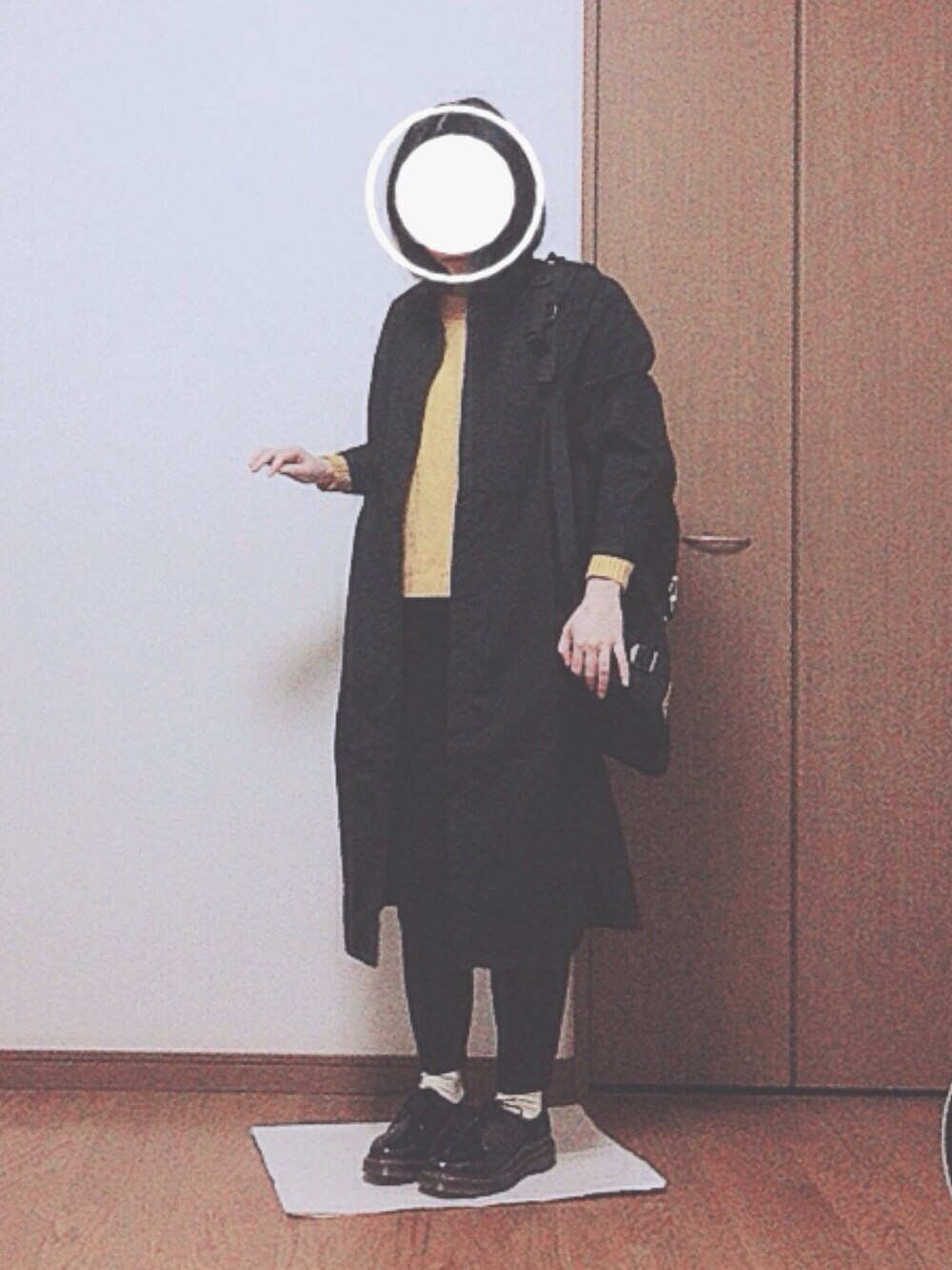 「休日スタイル、黒、ブラックコーデ、オトナカジュアル、シャツワンピース、Dr.Martens、シンプル、ジョガーパンツ、ootd、モノトーン」｜「BEN DAVISの【BEN DAVIS】メタルバックルバックパック（バックパック/リュック、ブラック系）」を使った、mさん（レディース・155cm）の冬コーディネートの1枚目の写真