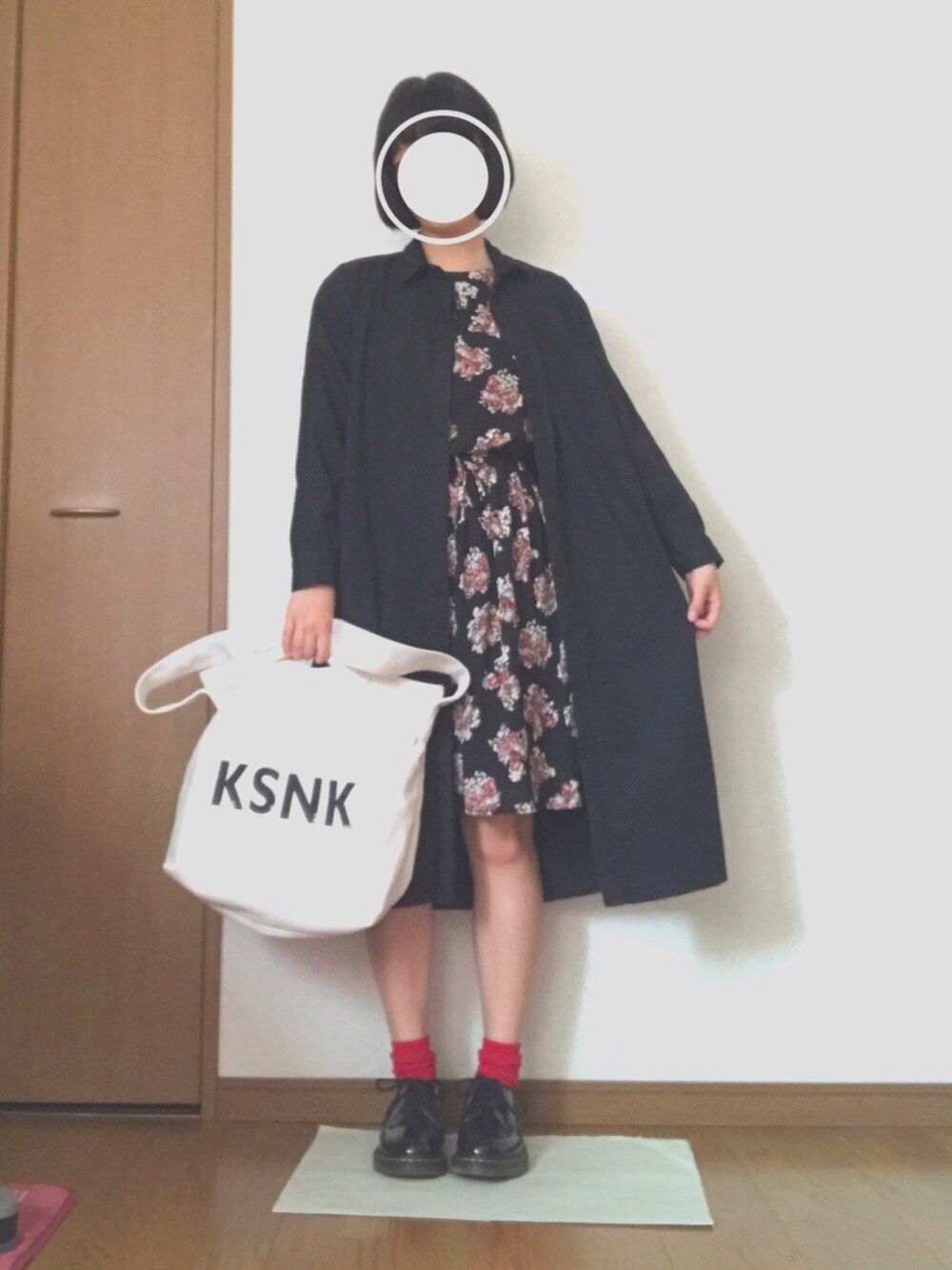 「大人カジュアル、ootd、シャツワンピ、ワンピース、Dr.Martens、赤靴下、キュウソネコカミ、ブラックコーデ」｜「MERLOTのアイテム（シャツワンピース、ブラック系）」を使った、mさん（レディース・155cm）の春コーディネートの1枚目の写真