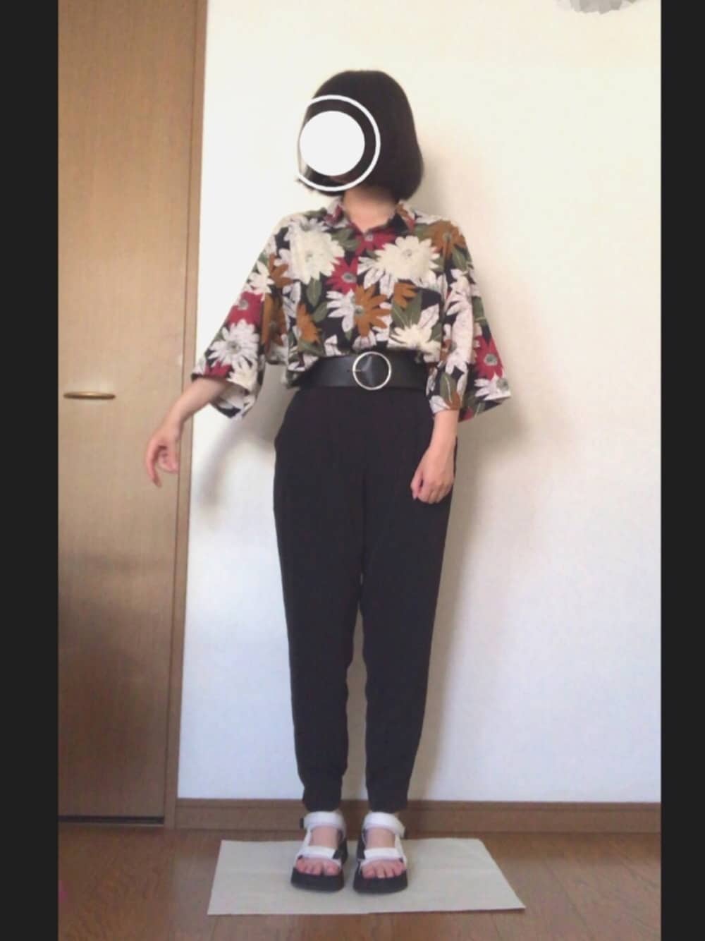 「大人カジュアル、ootd、メンズライク、ブラック、柄シャツ、アロハシャツ、古着、スポーツサンダル、ハイウエスト、リングベルト」｜「USEDの花柄シャツ、総柄シャツ、柄シャツ、アロハシャツ（シャツ/ブラウス、ブラック系）」を使った、mさん（レディース・156cm）の夏コーディネートの1枚目の写真