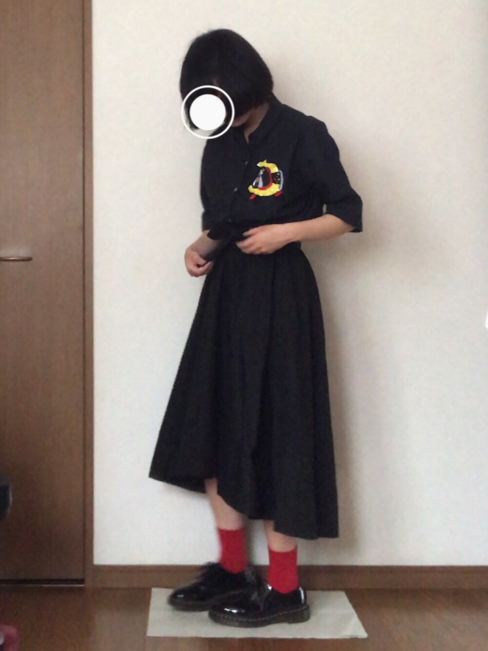「大人カジュアル、ブラック、オールブラック、TSUMORI CHISATO、Dr.Martens、マーチン、刺繍、赤ソックス、ボブ」｜「TSUMORI CHISATOのﾀｲﾌﾟﾗｲﾀｰ（シャツ/ブラウス、ブルー系）」を使った、mさん（レディース・156cm）の夏コーディネートの1枚目の写真