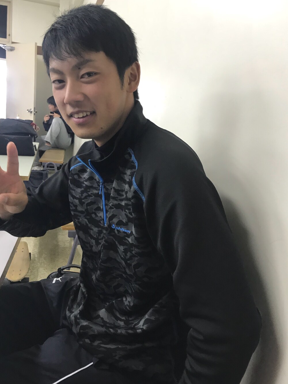 「phitenのアイテム（ジャージ、ブラック系）」を使った、いぬさん（メンズ・179cm）の冬コーディネートの1枚目の写真