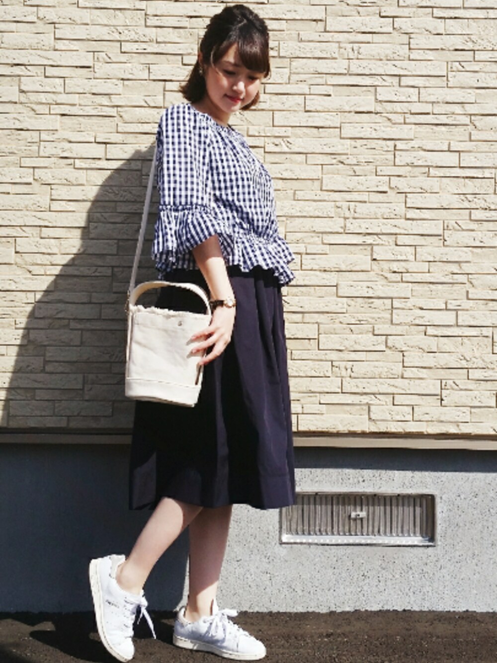 「春コーデ、オトナカジュアル、春、カジュアルコーデ、スニーカー、outfit、ギンガムチェック」｜「usedのアイテム（イヤリング、イエロー系）」を使った、omi*さん（レディース・161cm）の春コーディネートの1枚目の写真