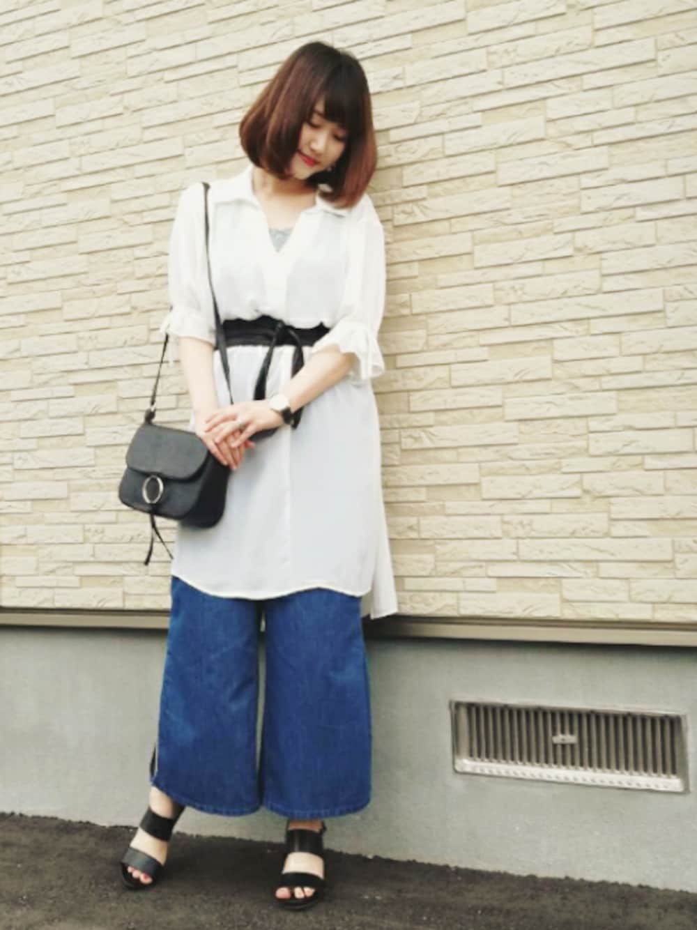 ホワイト系のシャツワンピース、グレー系のTシャツ/カットソー、ブルー系のパンツを着用したレディースの夏コーディネートの1枚目の写真