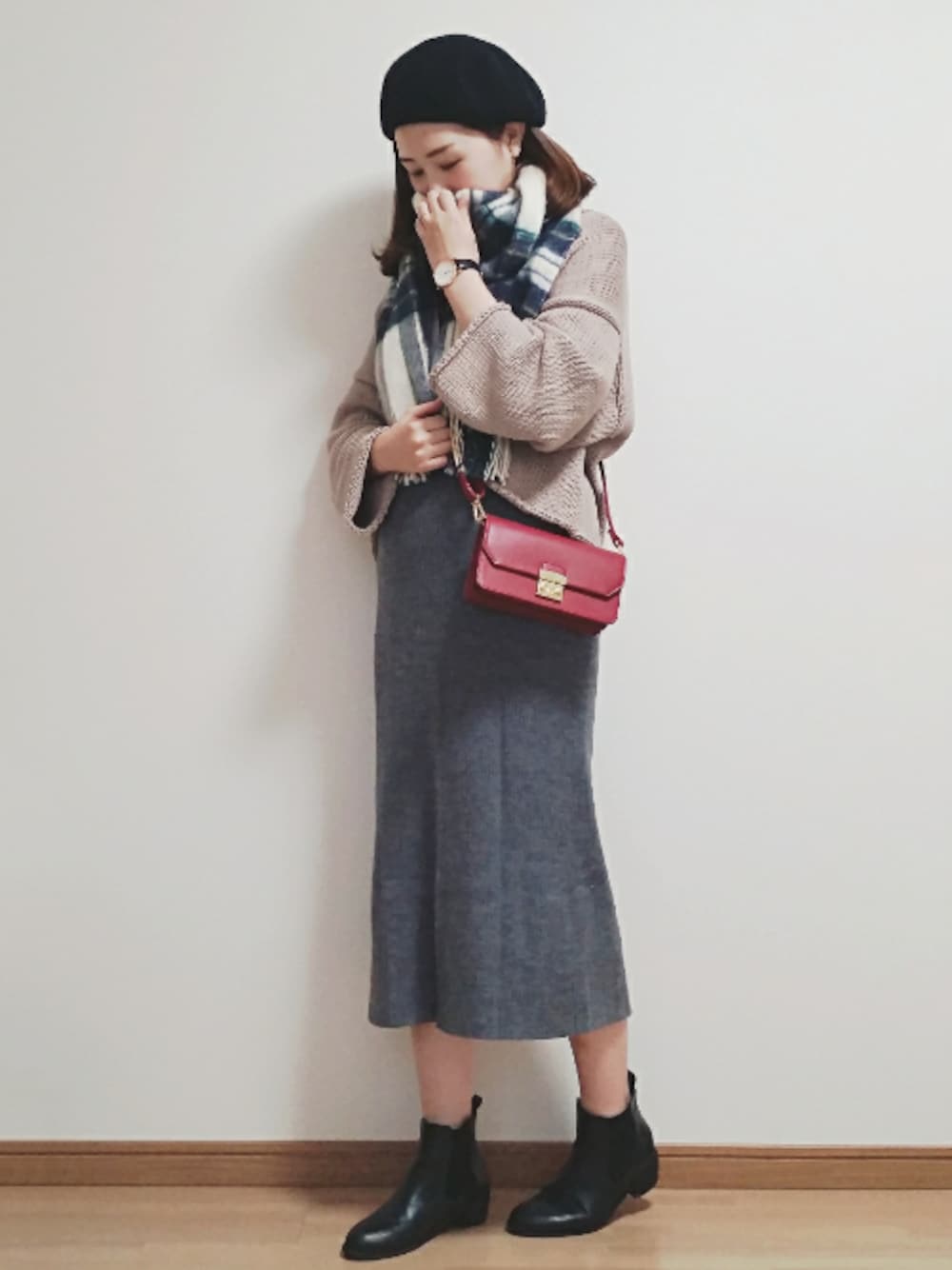 「秋服、カジュアル、オトナカジュアル、おしゃれさんと繋がりたい、ユニクロ、カーディガン、ベレー帽、マフラー、チェック、ショルダーバッグ」｜「GUのアイテム（ショルダーバッグ、レッド系）」を使った、omi*さん（レディース・161cm）の秋コーディネートの1枚目の写真