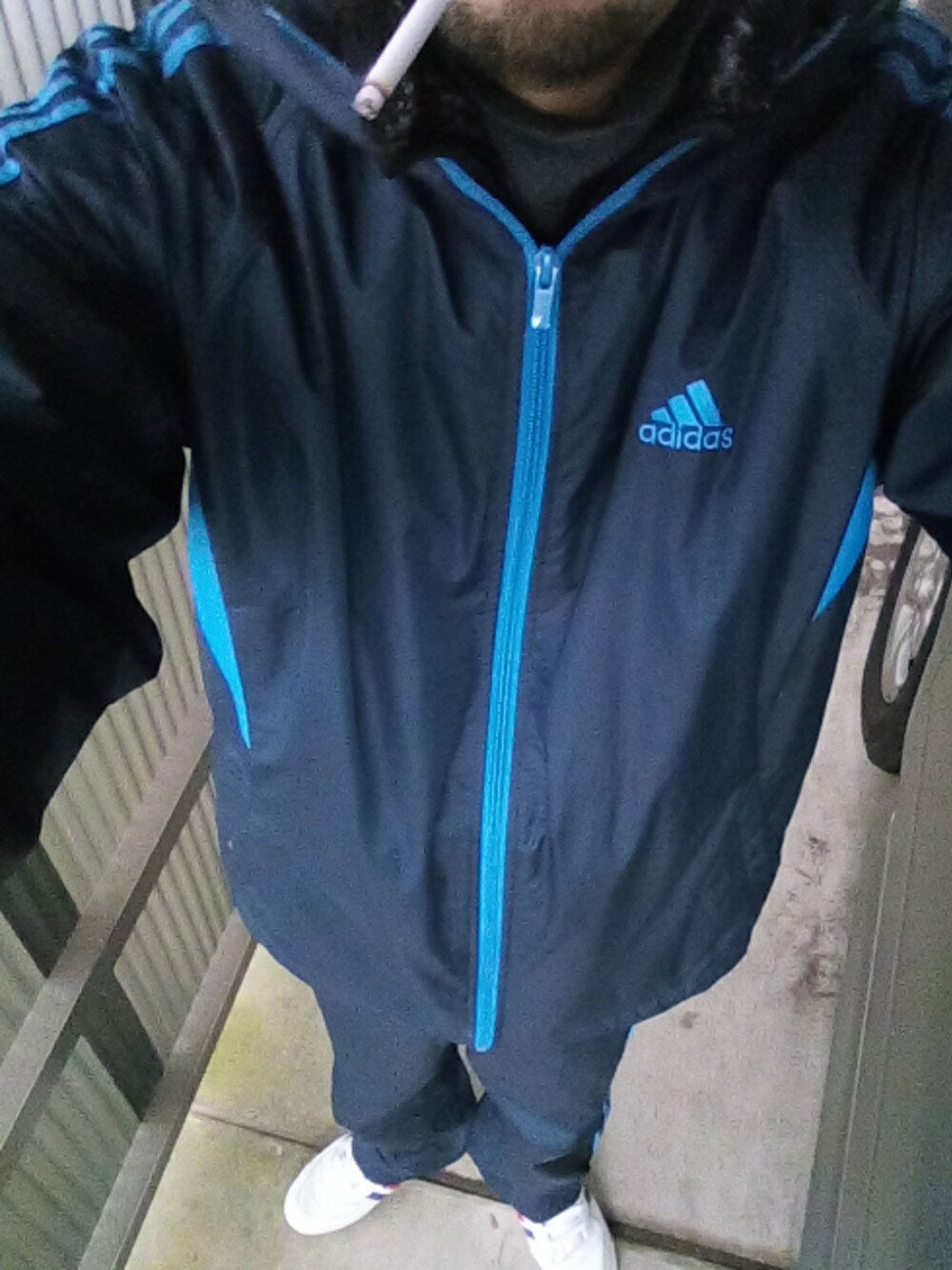 「adidasのアイテム（ナイロンジャケット、ブルー系）」を使った、チャーリーさん（メンズ・176cm）の冬コーディネートの1枚目の写真