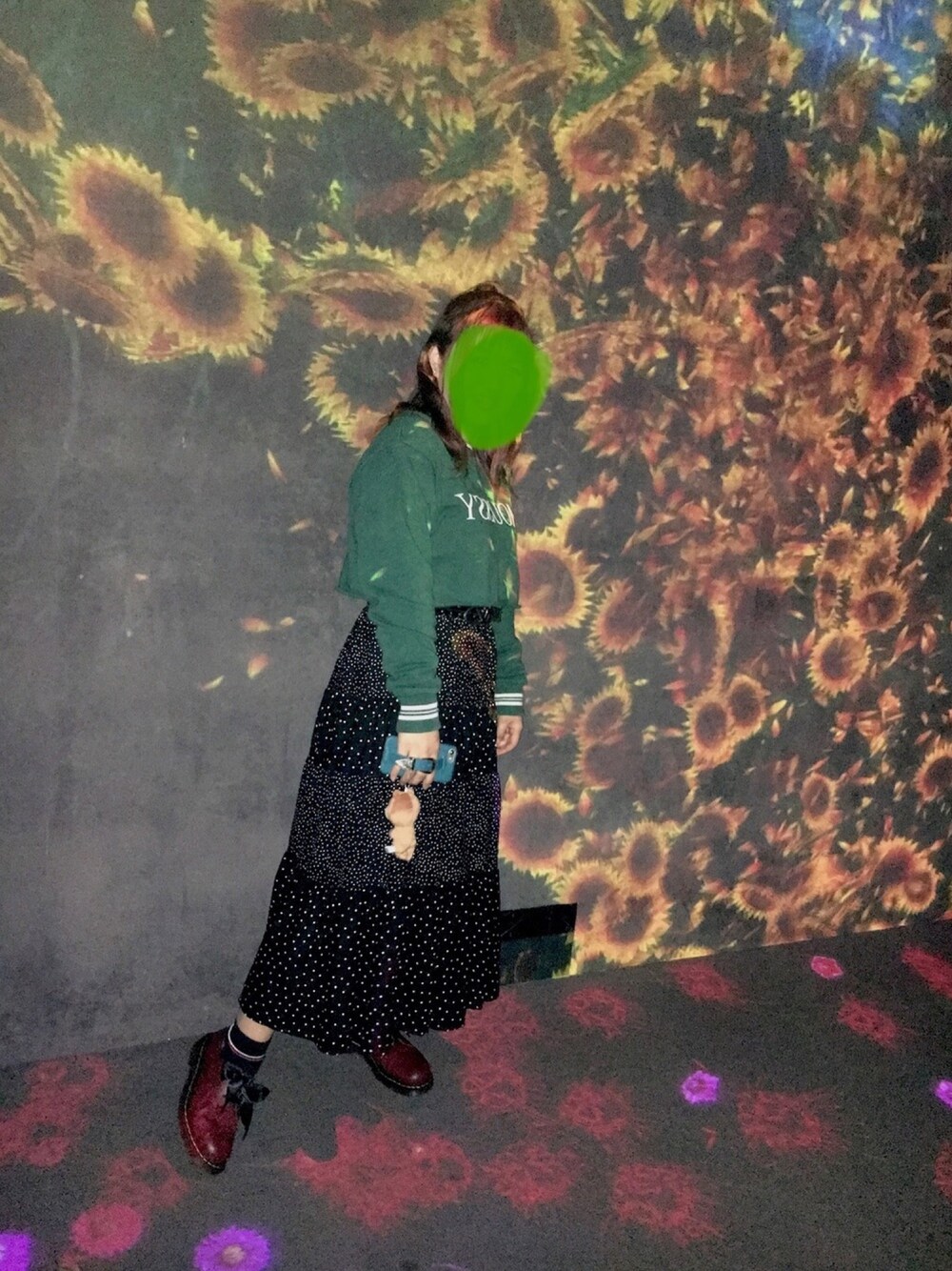 「moussy、earth music&ecology、EVRIS 、Dr.Martens、ドット、ロングスカート、チームラボ、シューレース」｜「MOUSSYのSW LOGO SHORT LENGTH POJ（スウェット、グリーン系）」を使った、Reikaさん（レディース・163cm）の冬コーディネートの1枚目の写真