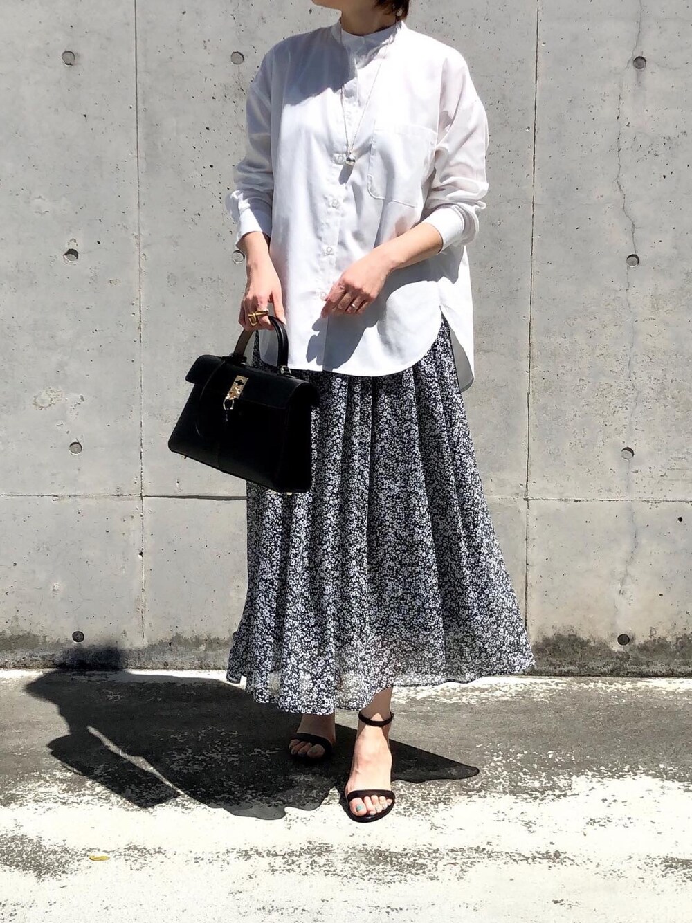 「花柄スカート、シフォンスカート、バンドカラーシャツ、バンドカラー、春コーデ、おうちファッション、ママコーデ、ママファッション、大人コーデ、キレイめコーデ」｜「junglejungleのアイテム（シャツ/ブラウス、ホワイト系）」を使った、mikiteeさん（レディース・166cm）の春コーディネートの1枚目の写真
