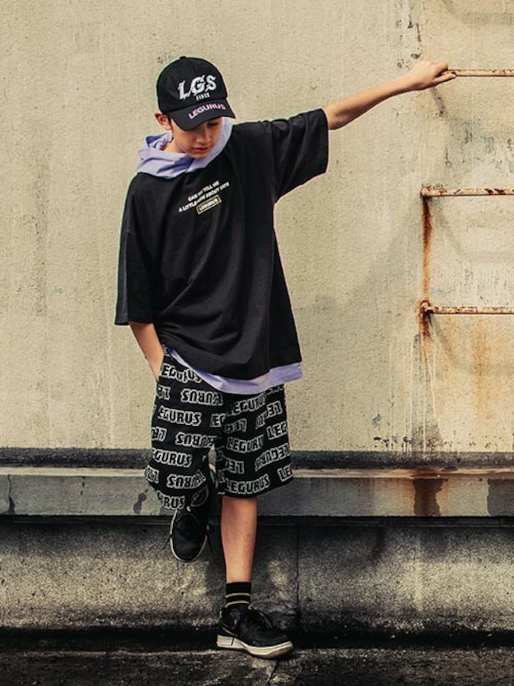 ブラック系のTシャツ/カットソー、ブラック系のその他パンツ、ブラック系のキャップを着用したキッズの春コーディネートの1枚目の写真