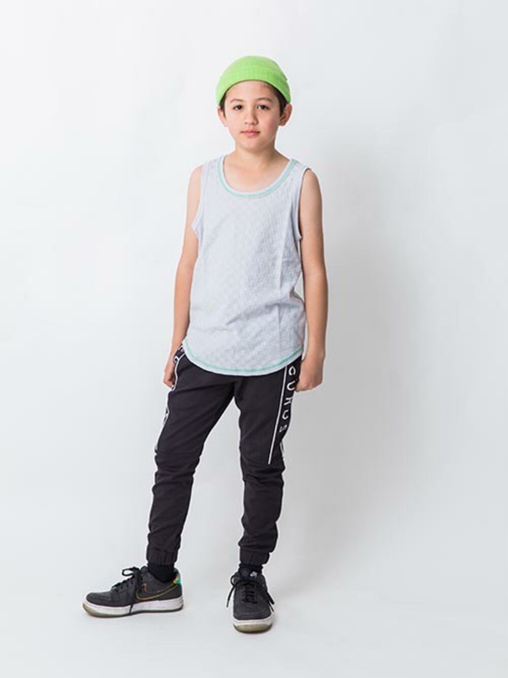 グレー系のタンクトップ、ブラック系のその他パンツを着用したキッズの春コーディネートの1枚目の写真