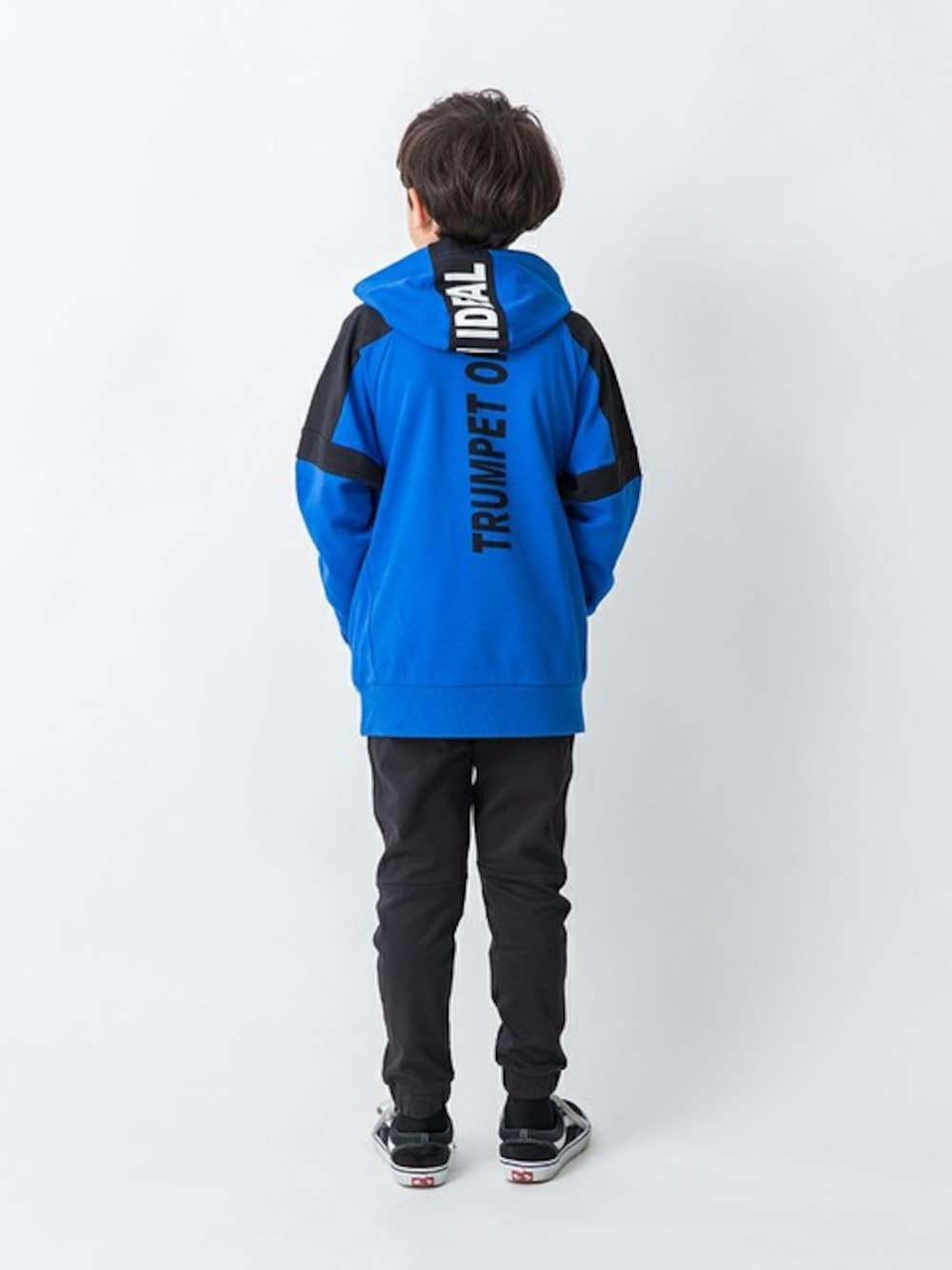 ブルー系のスウェット、ブラック系のその他パンツを着用したキッズの春コーディネートの1枚目の写真