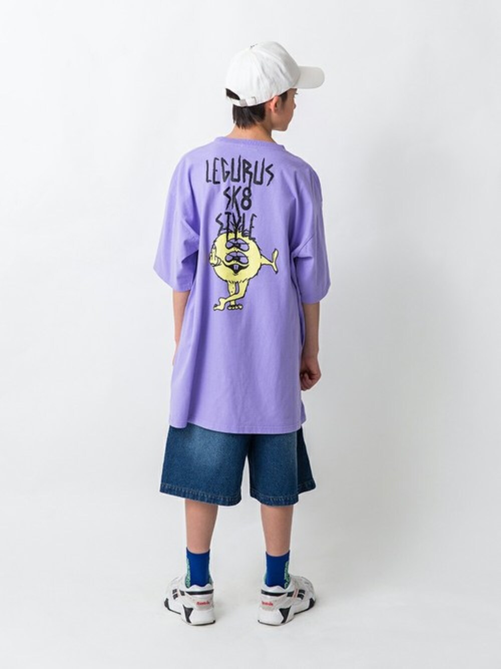 パープル系のTシャツ/カットソー、ブルー系のデニムパンツ、ホワイト系のキャップを着用したキッズの春コーディネートの1枚目の写真
