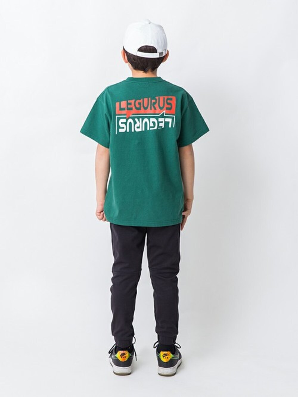 グリーン系のTシャツ/カットソー、ブラック系のその他パンツ、ホワイト系のキャップを着用したキッズの春コーディネートの1枚目の写真