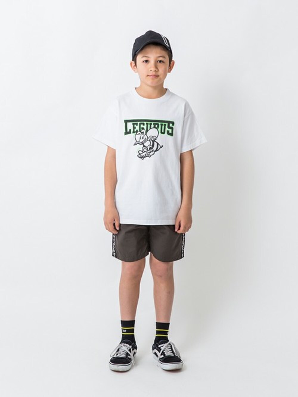 ホワイト系のTシャツ/カットソー、グリーン系のその他パンツ、ブラック系のキャップを着用したキッズの夏コーディネートの1枚目の写真