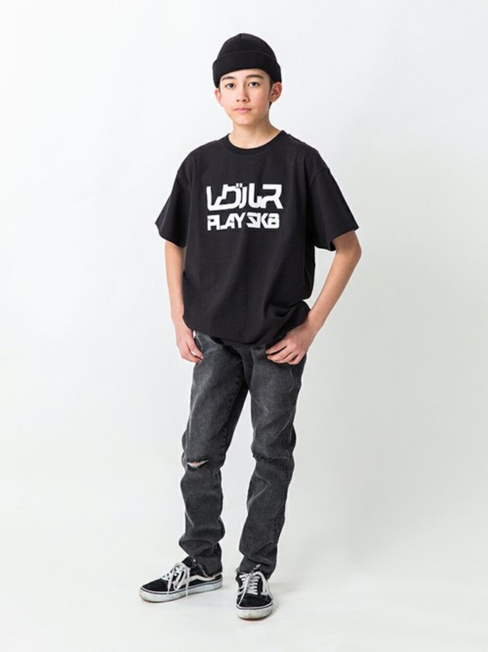 ブラック系のTシャツ/カットソー、ブラック系のデニムパンツを着用したキッズの夏コーディネートの1枚目の写真