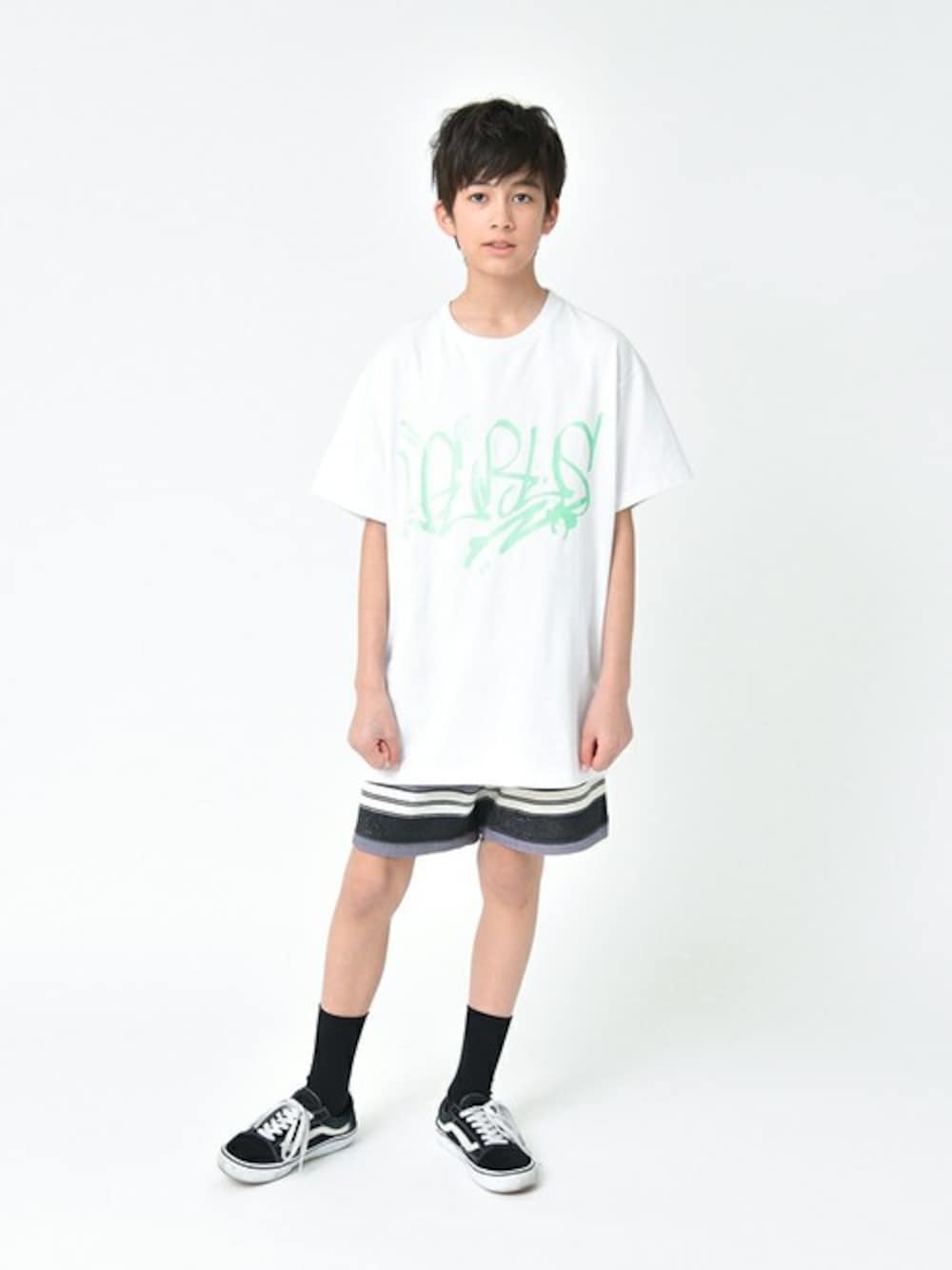 ホワイト系のTシャツ/カットソー、グレー系のその他パンツを着用したキッズの春コーディネートの1枚目の写真