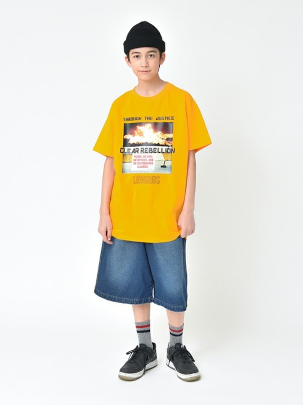 オレンジ系のTシャツ/カットソー、ブルー系のデニムパンツを着用したキッズの夏コーディネートの1枚目の写真