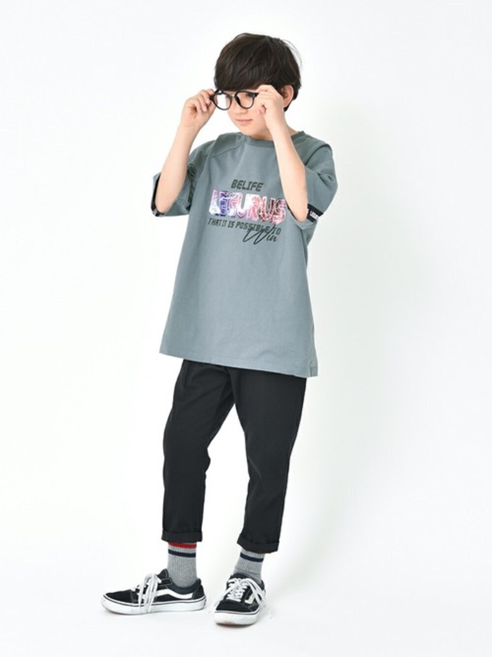 グレー系のTシャツ/カットソー、ブラック系のその他パンツを着用したキッズの夏コーディネートの1枚目の写真