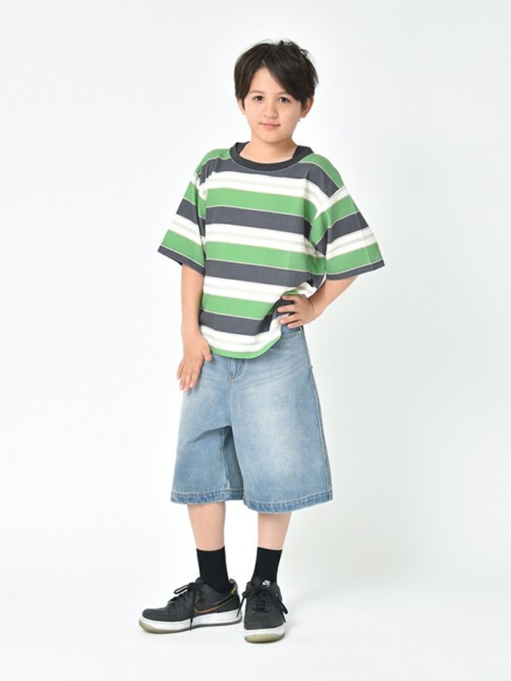 グリーン系のTシャツ/カットソー、ブルー系のデニムパンツを着用したキッズの夏コーディネートの1枚目の写真