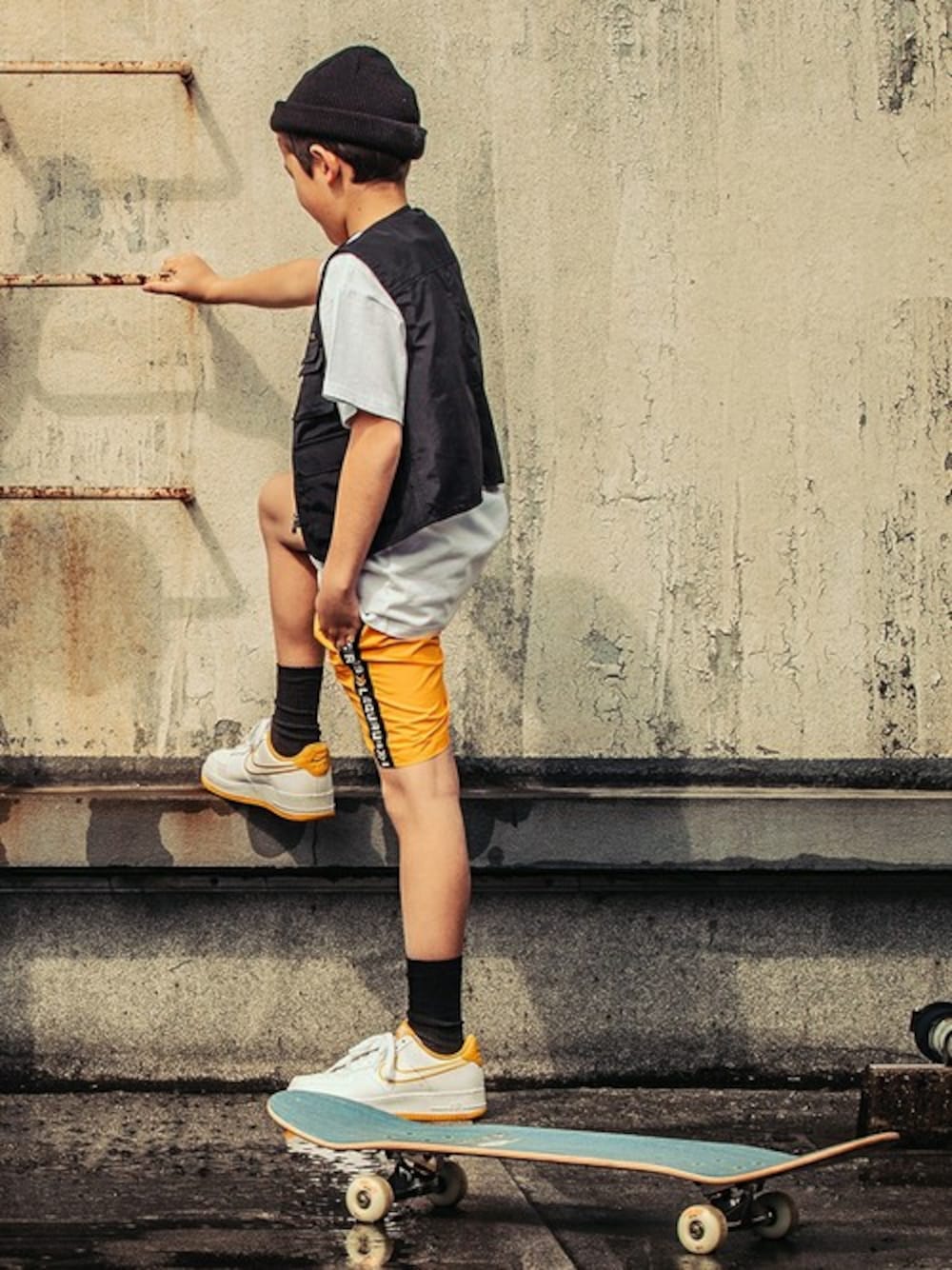 ブラック系のベスト、ホワイト系のTシャツ/カットソー、イエロー系のその他パンツを着用したキッズの夏コーディネートの1枚目の写真