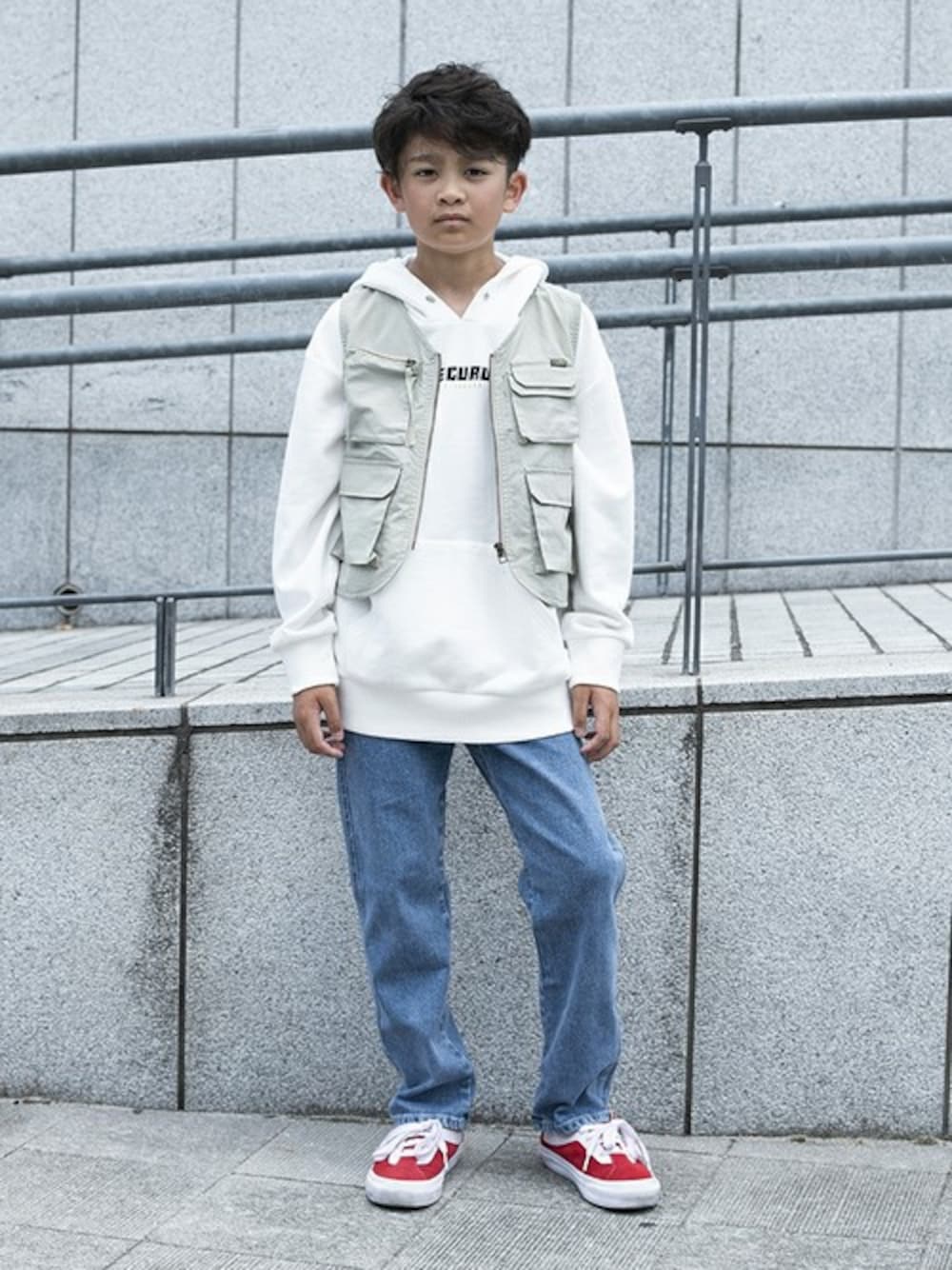 ベージュ系のベストを着用したキッズの夏コーディネートの1枚目の写真