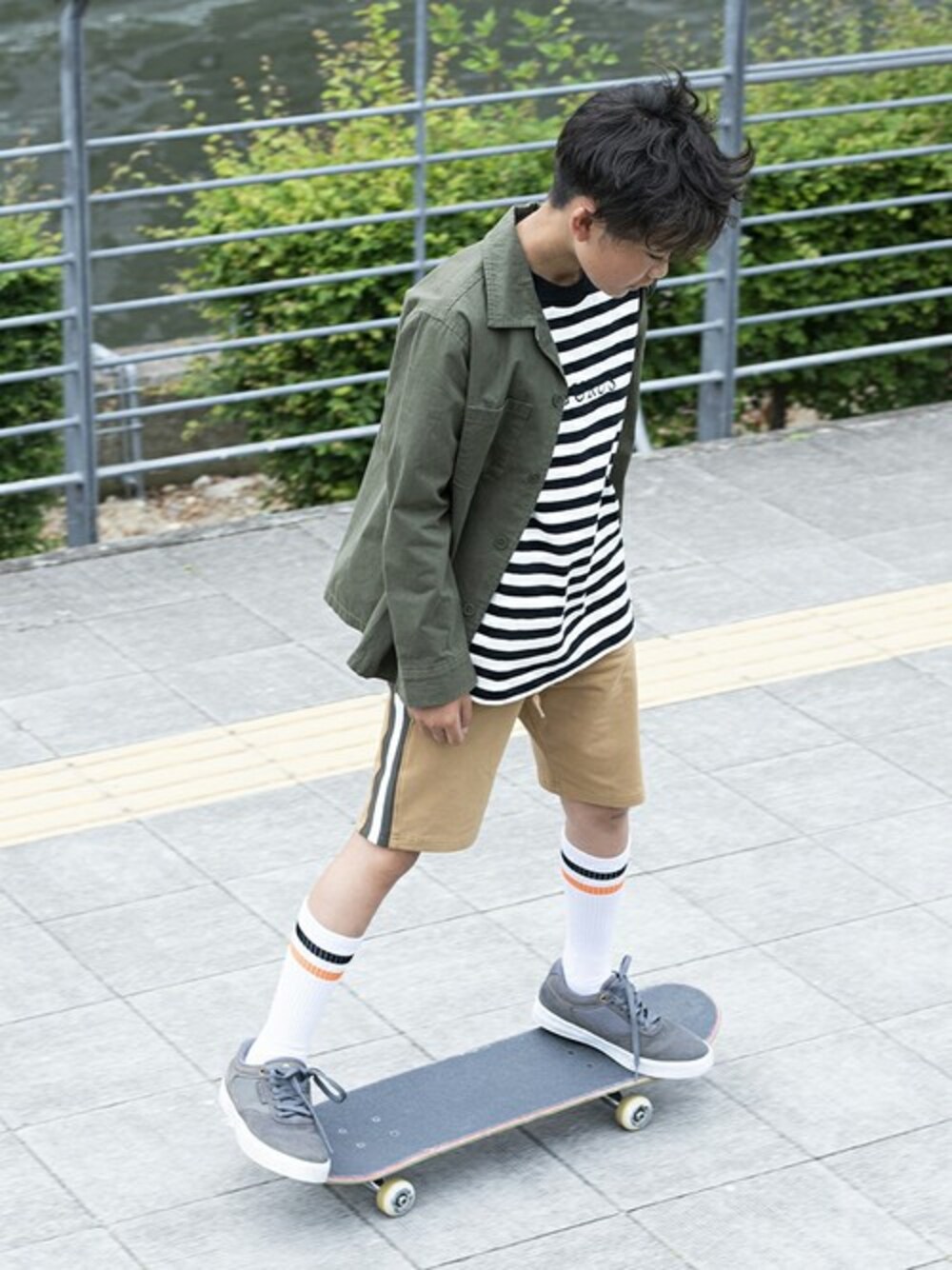 ブラック系のTシャツ/カットソーを着用したキッズの夏コーディネートの1枚目の写真