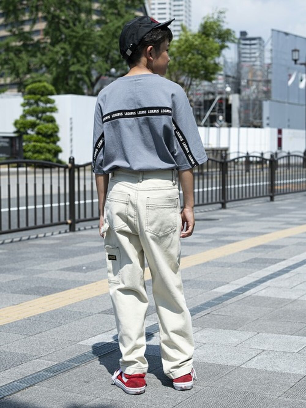 グレー系のTシャツ/カットソー、ブラック系のキャップを着用したキッズの夏コーディネートの1枚目の写真