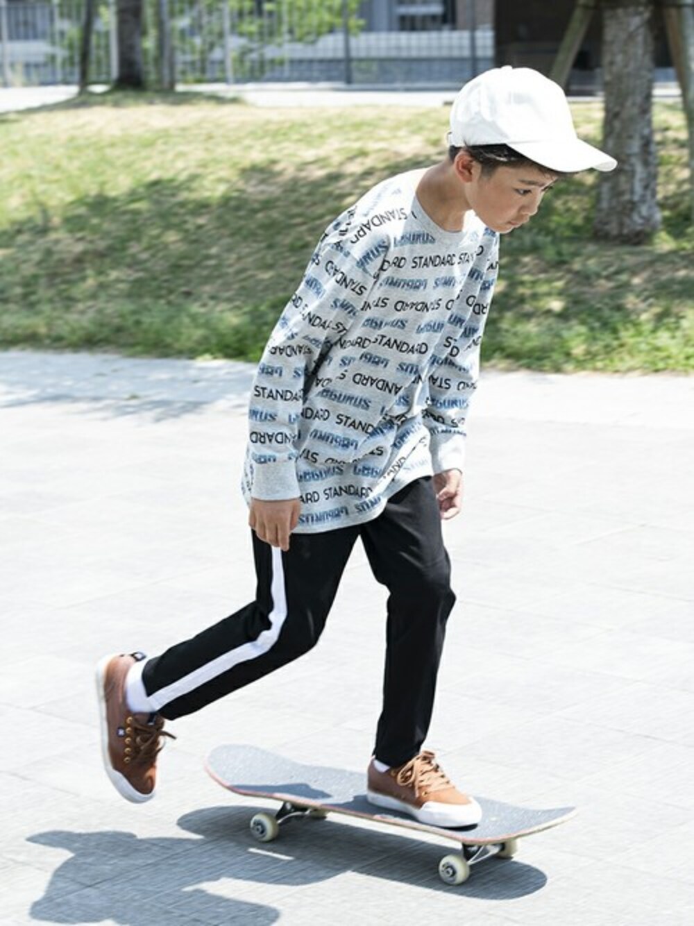 ブラック系のその他パンツ、ホワイト系のキャップを着用したキッズの夏コーディネートの1枚目の写真