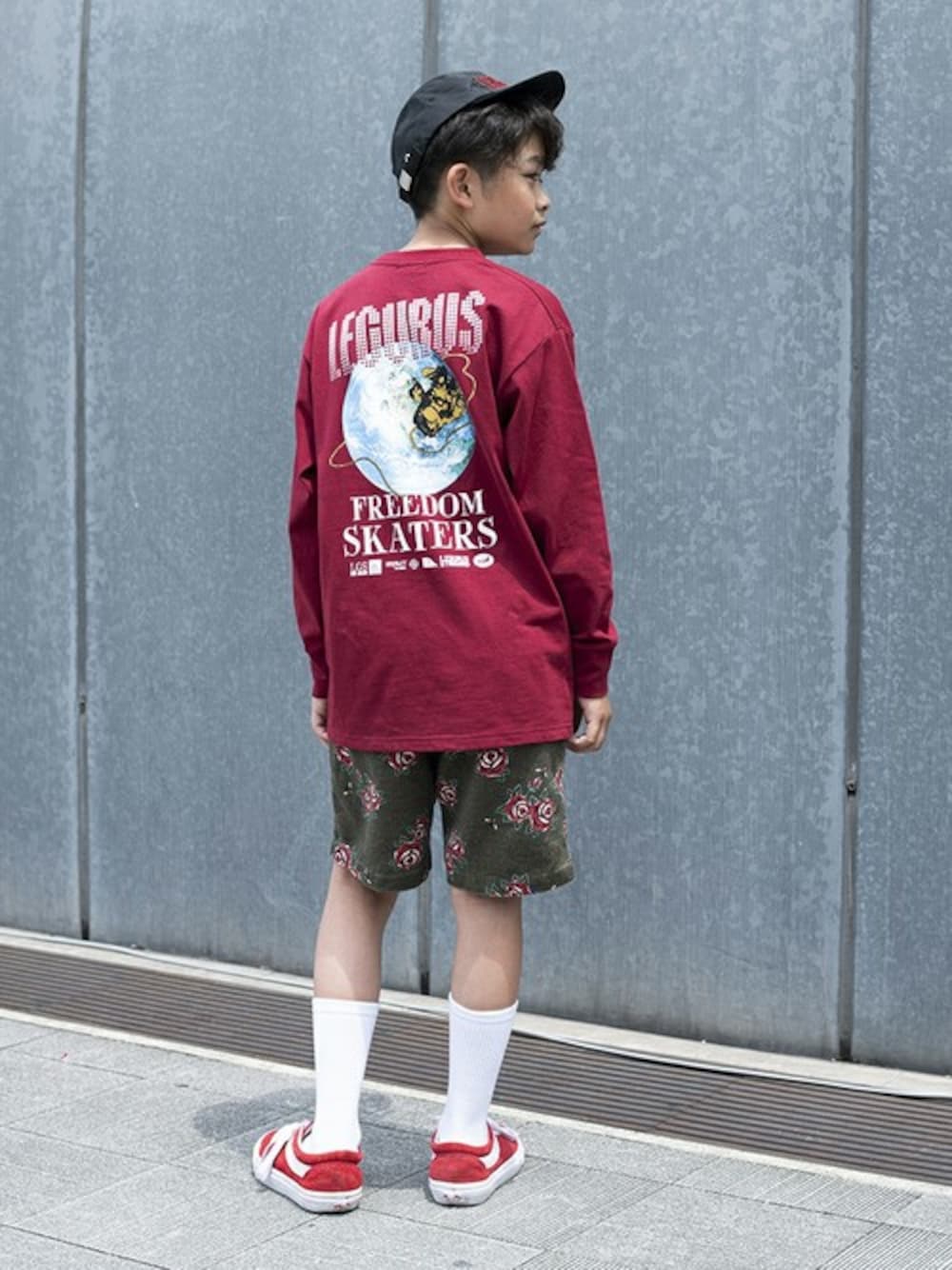 レッド系のTシャツ/カットソー、グリーン系のその他パンツ、ブラック系のキャップを着用したキッズの夏コーディネートの1枚目の写真