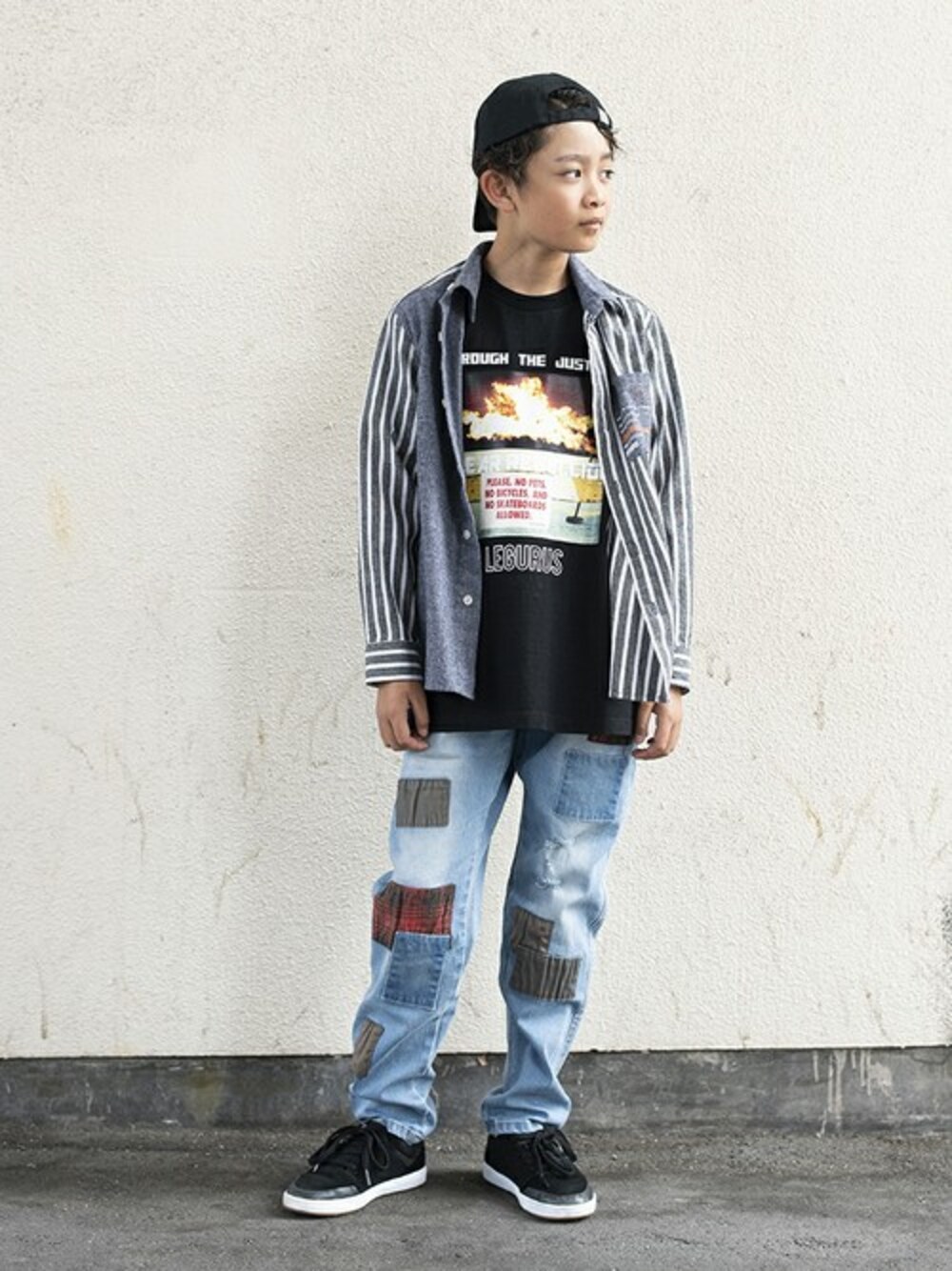 ブラック系のシャツ/ブラウス、ブラック系のTシャツ/カットソー、ブルー系のデニムパンツを着用したキッズの夏コーディネートの1枚目の写真