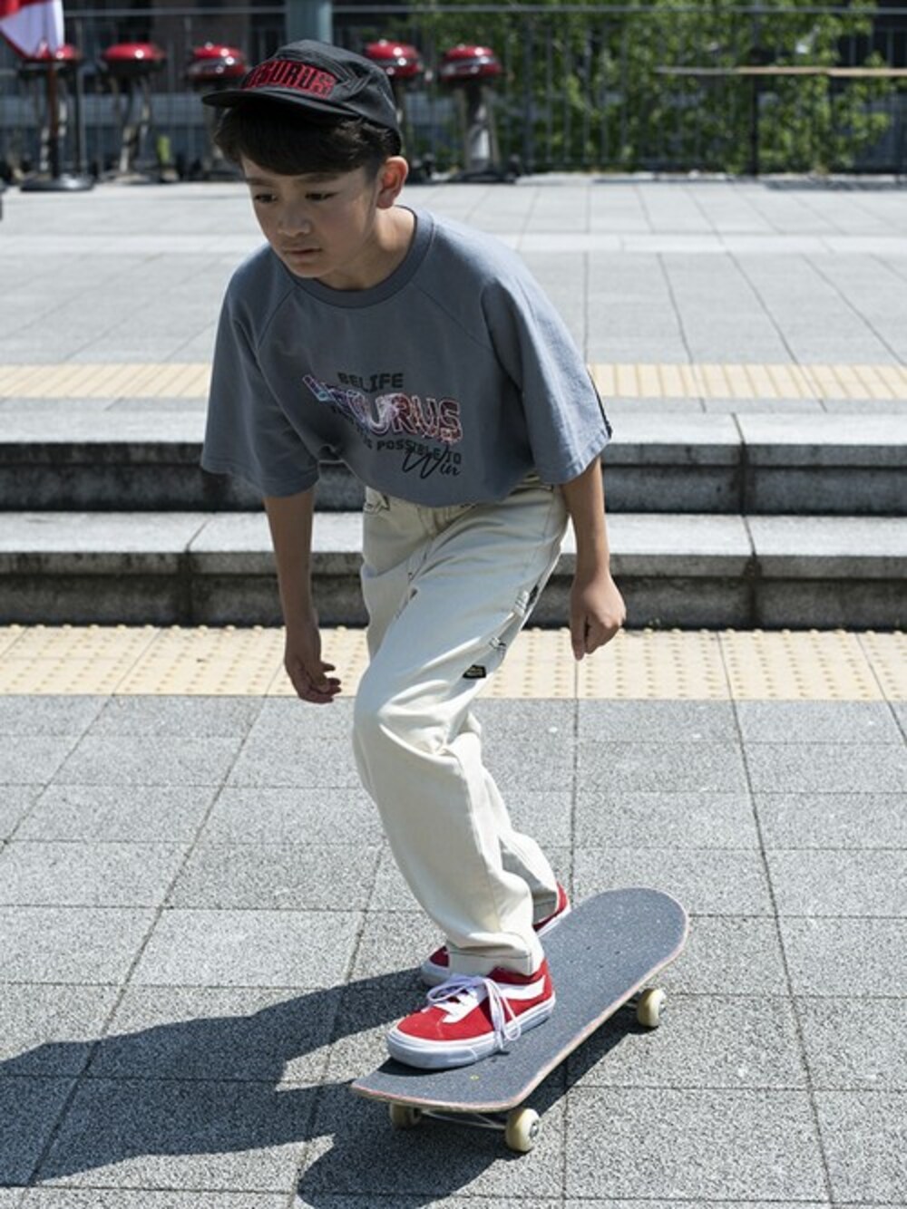 グレー系のTシャツ/カットソー、ホワイト系のその他パンツ、ブラック系のキャップを着用したキッズの夏コーディネートの1枚目の写真