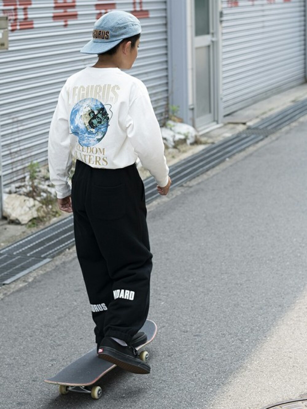 ホワイト系のTシャツ/カットソー、ブラック系のその他パンツ、グリーン系のキャップを着用したキッズの夏コーディネートの1枚目の写真