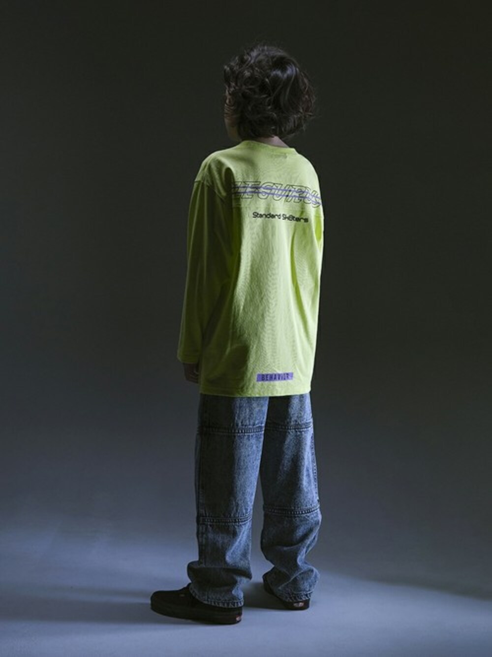 イエロー系のTシャツ/カットソー、ブルー系のデニムパンツを着用したキッズの秋コーディネートの1枚目の写真