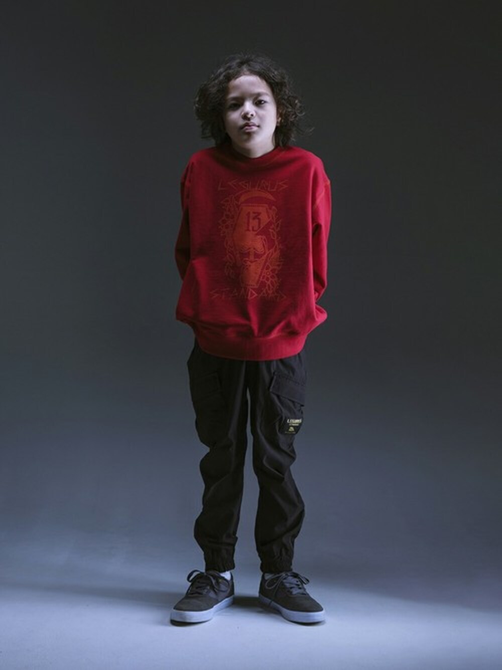 レッド系のスウェット、ブラック系のその他パンツを着用したキッズの秋コーディネートの1枚目の写真