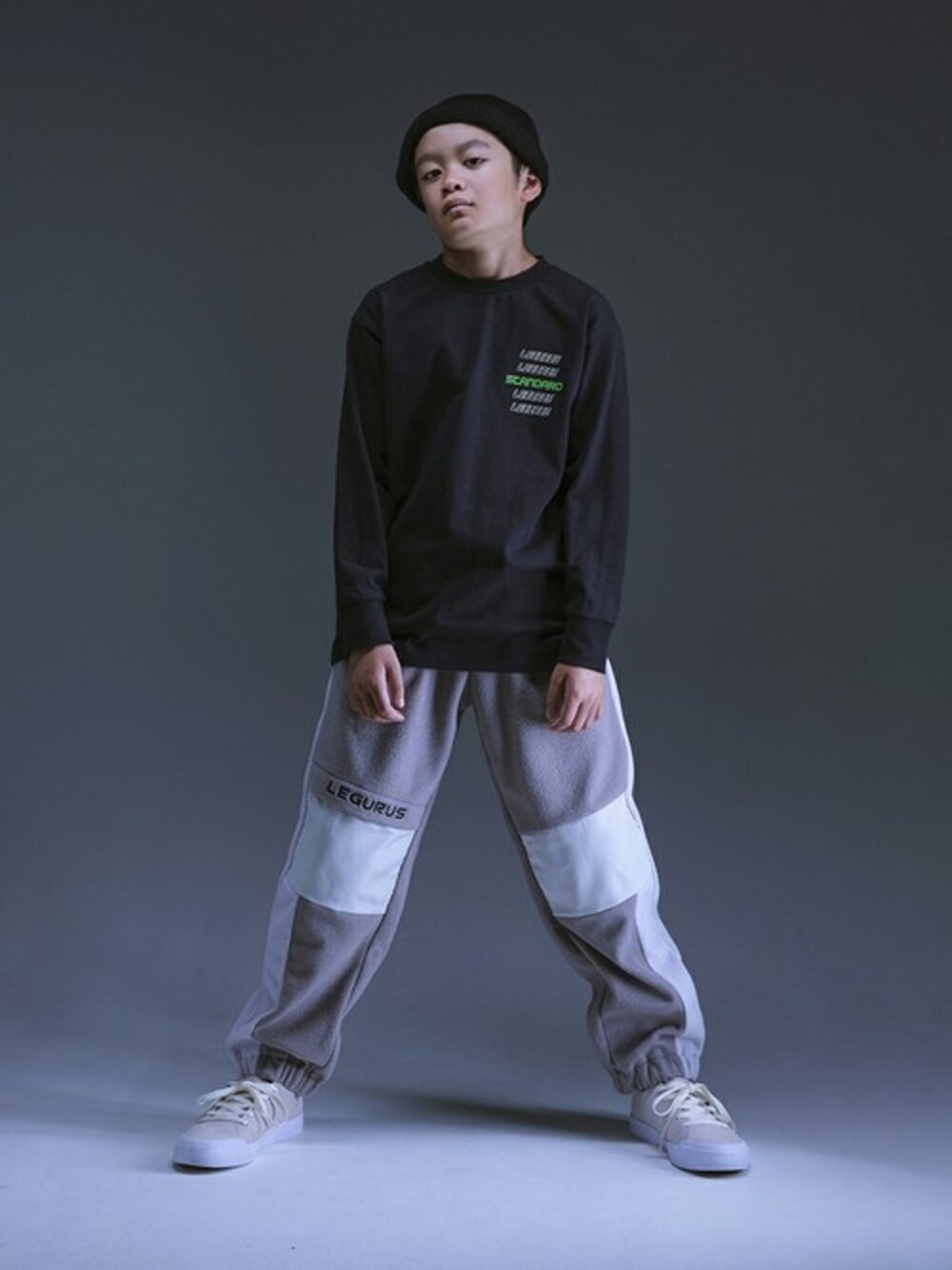 ブラック系のTシャツ/カットソー、グレー系のその他パンツを着用したキッズの秋コーディネートの1枚目の写真