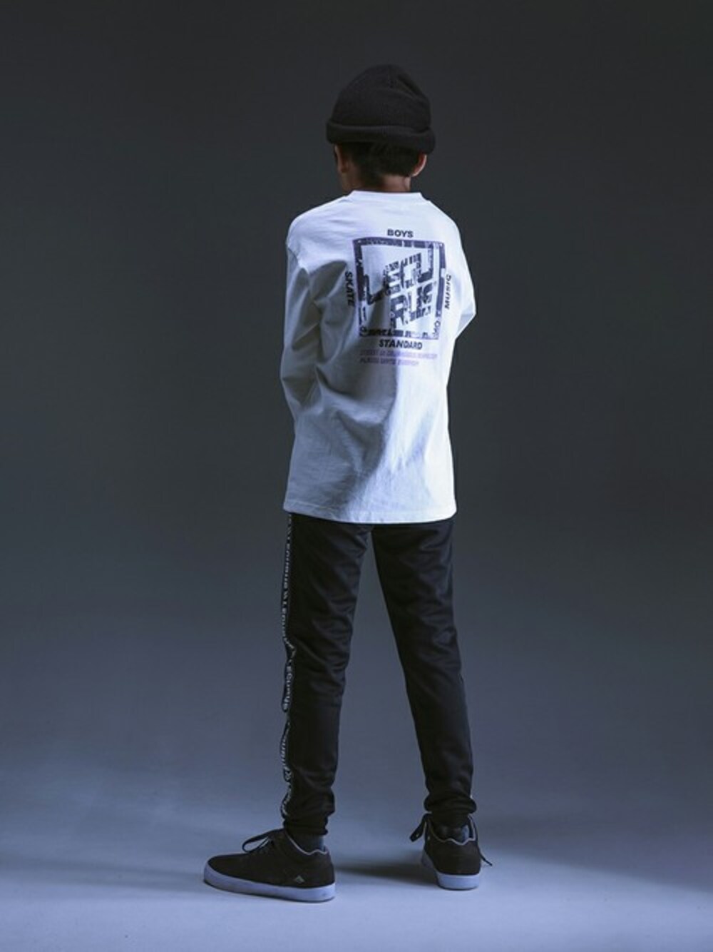 ホワイト系のTシャツ/カットソー、ブラック系のその他パンツを着用したキッズの秋コーディネートの1枚目の写真