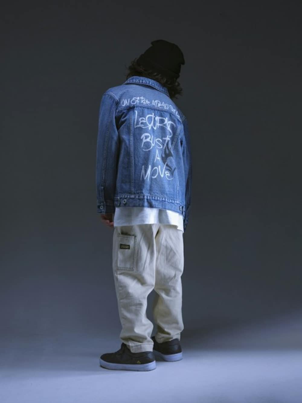 ブルー系のデニムジャケット、ホワイト系のその他パンツを着用したキッズの秋コーディネートの1枚目の写真