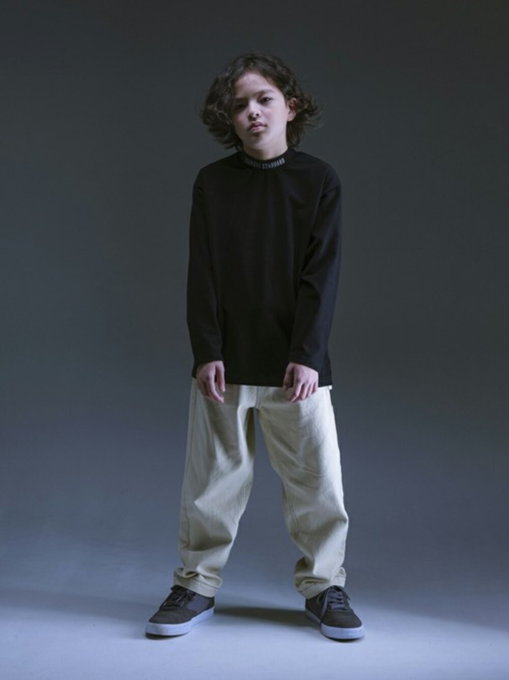 ブラック系のTシャツ/カットソー、ホワイト系のその他パンツを着用したキッズの秋コーディネートの1枚目の写真