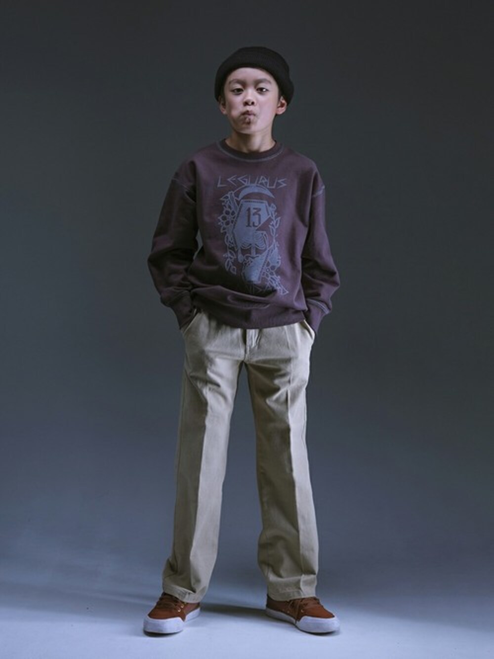 グレー系のスウェット、ベージュ系のその他パンツを着用したキッズの秋コーディネートの1枚目の写真