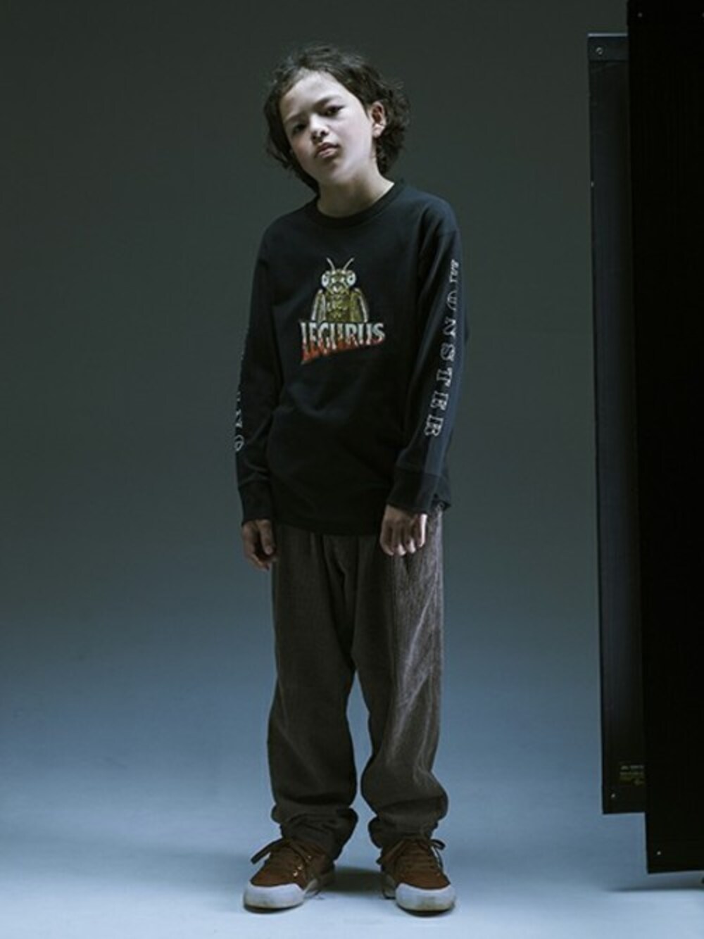 ブラック系のTシャツ/カットソー、ブラウン系のその他パンツを着用したキッズの冬コーディネートの1枚目の写真