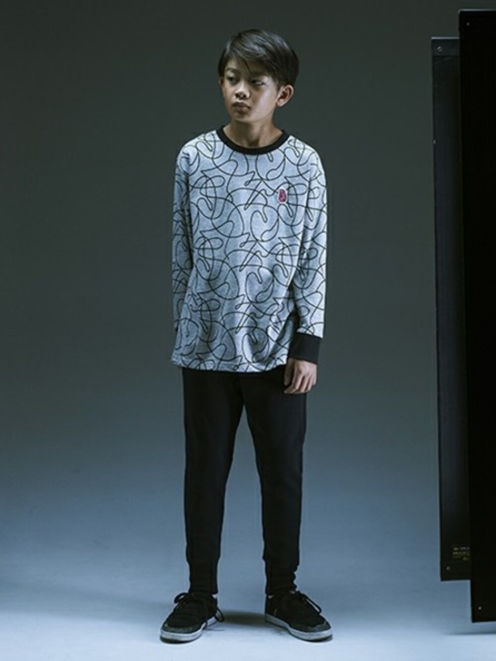 グレー系のTシャツ/カットソー、ブラック系のその他パンツを着用したキッズの秋コーディネートの1枚目の写真