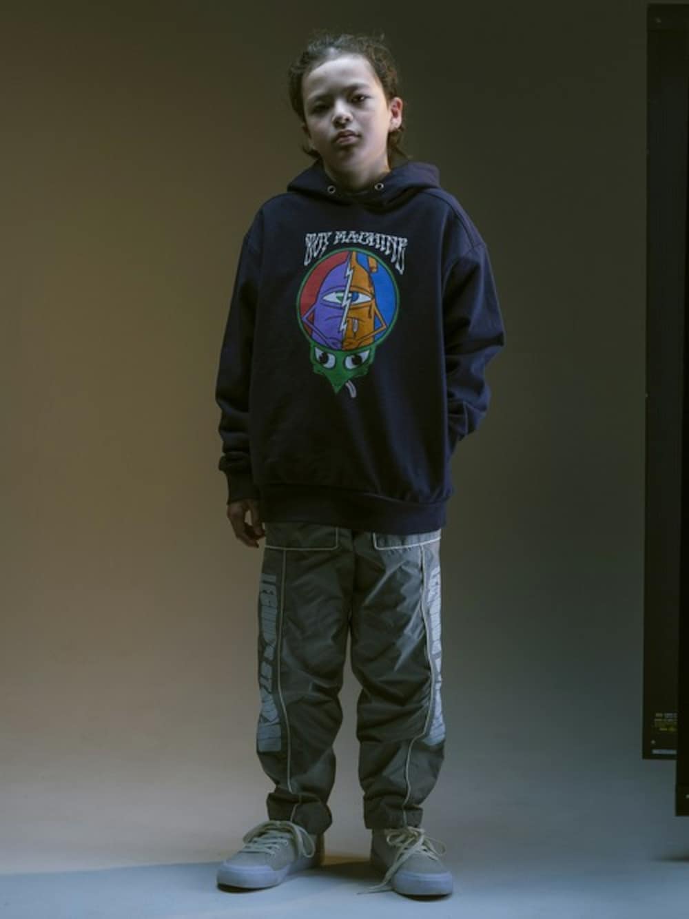 ブルー系のパーカー、グリーン系のその他パンツを着用したキッズの冬コーディネートの1枚目の写真