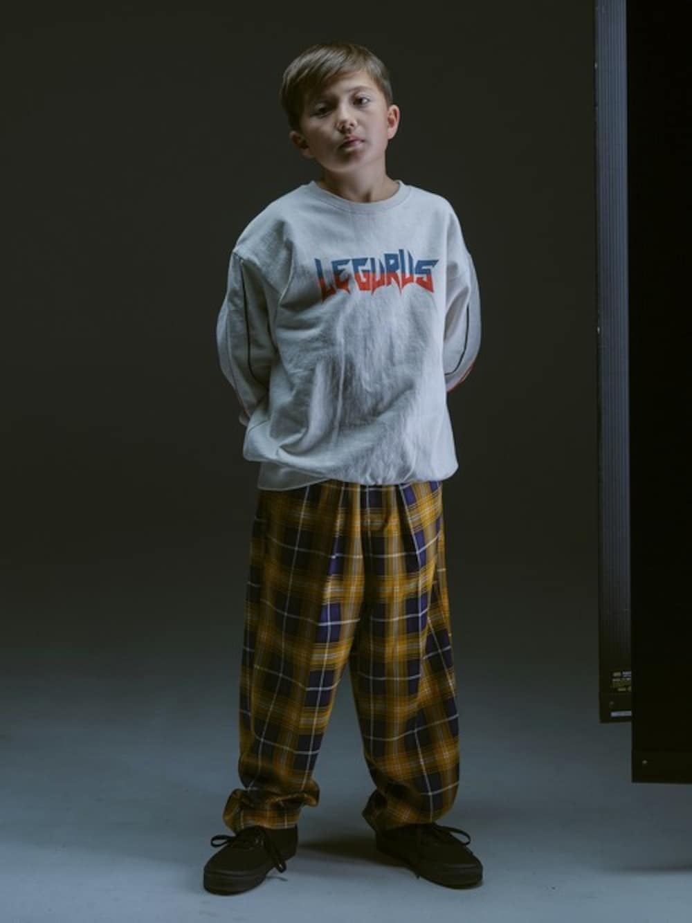 グレー系のスウェット、イエロー系のその他パンツを着用したキッズの冬コーディネートの1枚目の写真