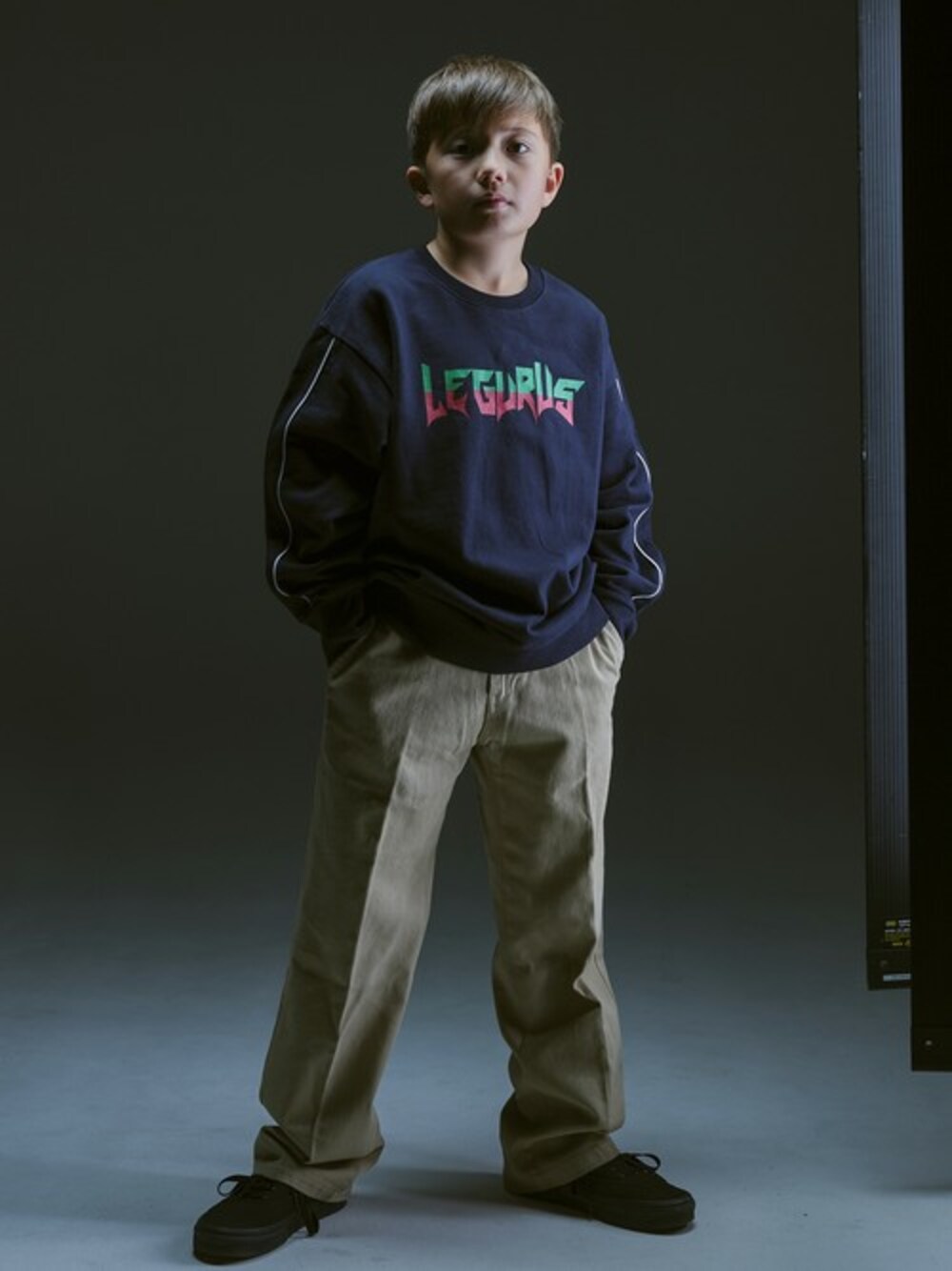 ブルー系のスウェット、ベージュ系のその他パンツを着用したキッズの冬コーディネートの1枚目の写真