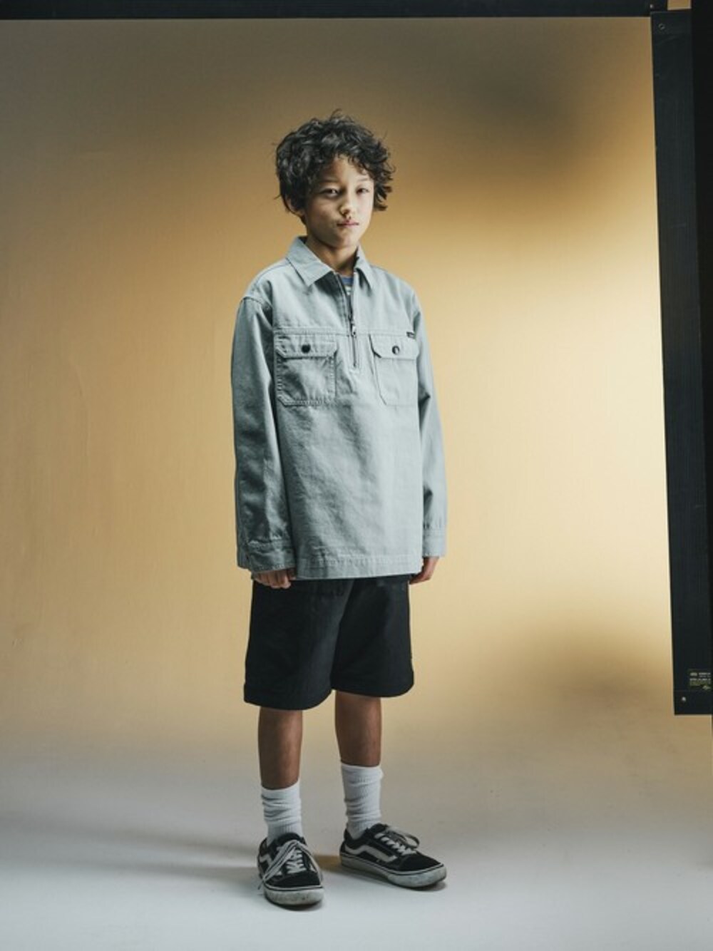 ブルー系のその他アウター、ブルー系のTシャツ/カットソー、ブラック系のその他パンツを着用したキッズの冬コーディネートの1枚目の写真