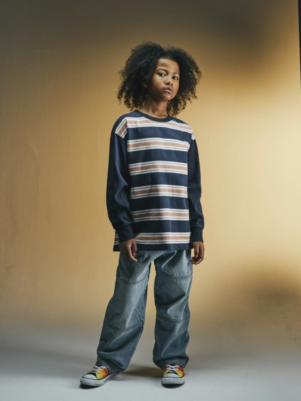 ブルー系のTシャツ/カットソー、ブルー系のデニムパンツを着用したキッズの冬コーディネートの1枚目の写真