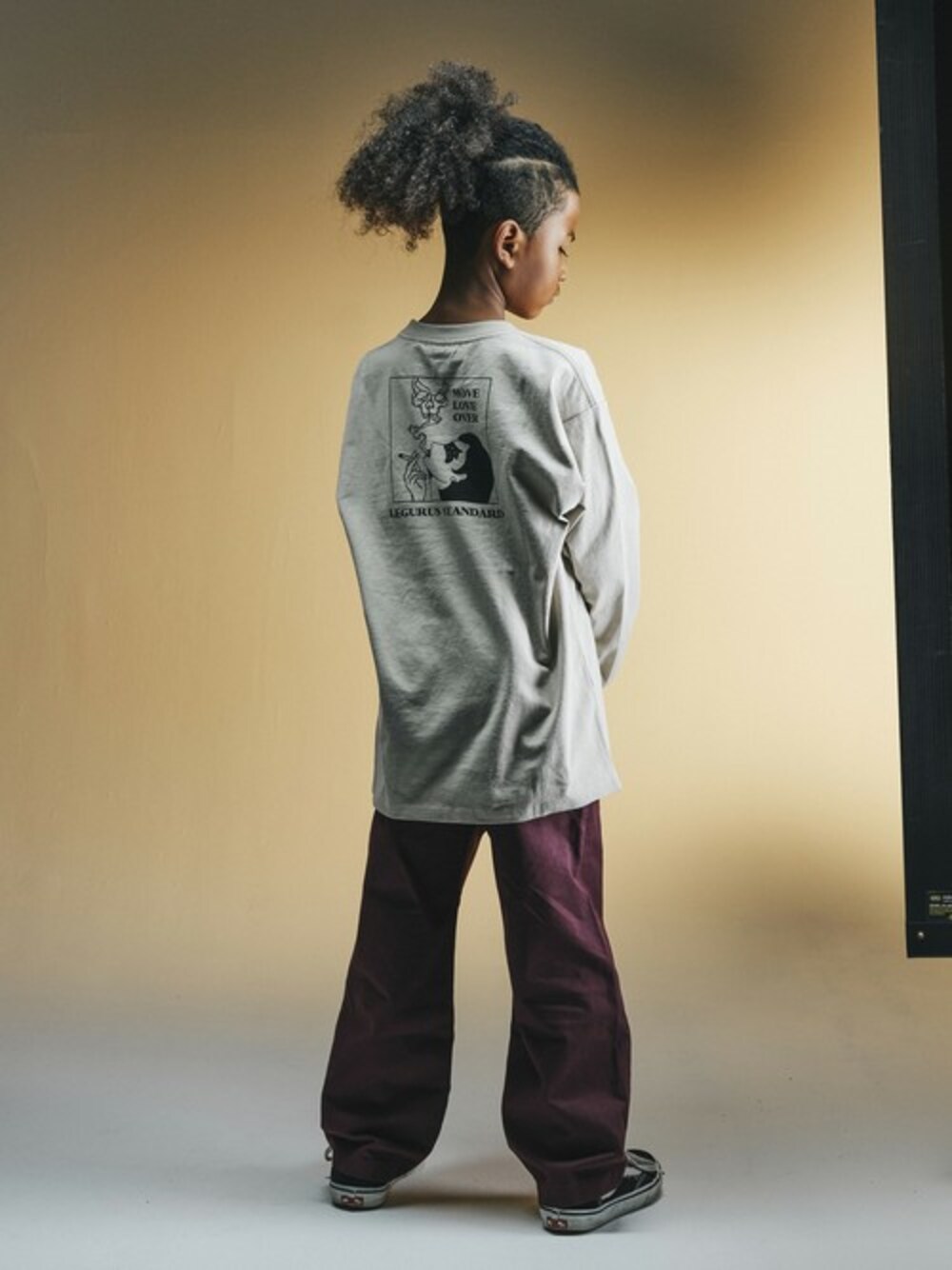 ベージュ系のTシャツ/カットソー、パープル系のその他パンツを着用したキッズの冬コーディネートの1枚目の写真