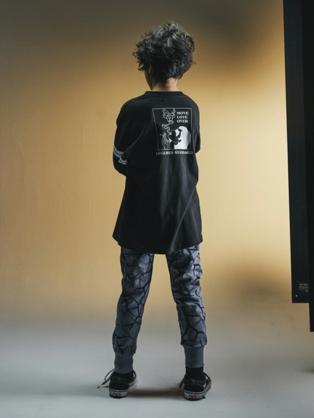 ブラック系のTシャツ/カットソー、グレー系のその他パンツを着用したキッズの春コーディネートの1枚目の写真