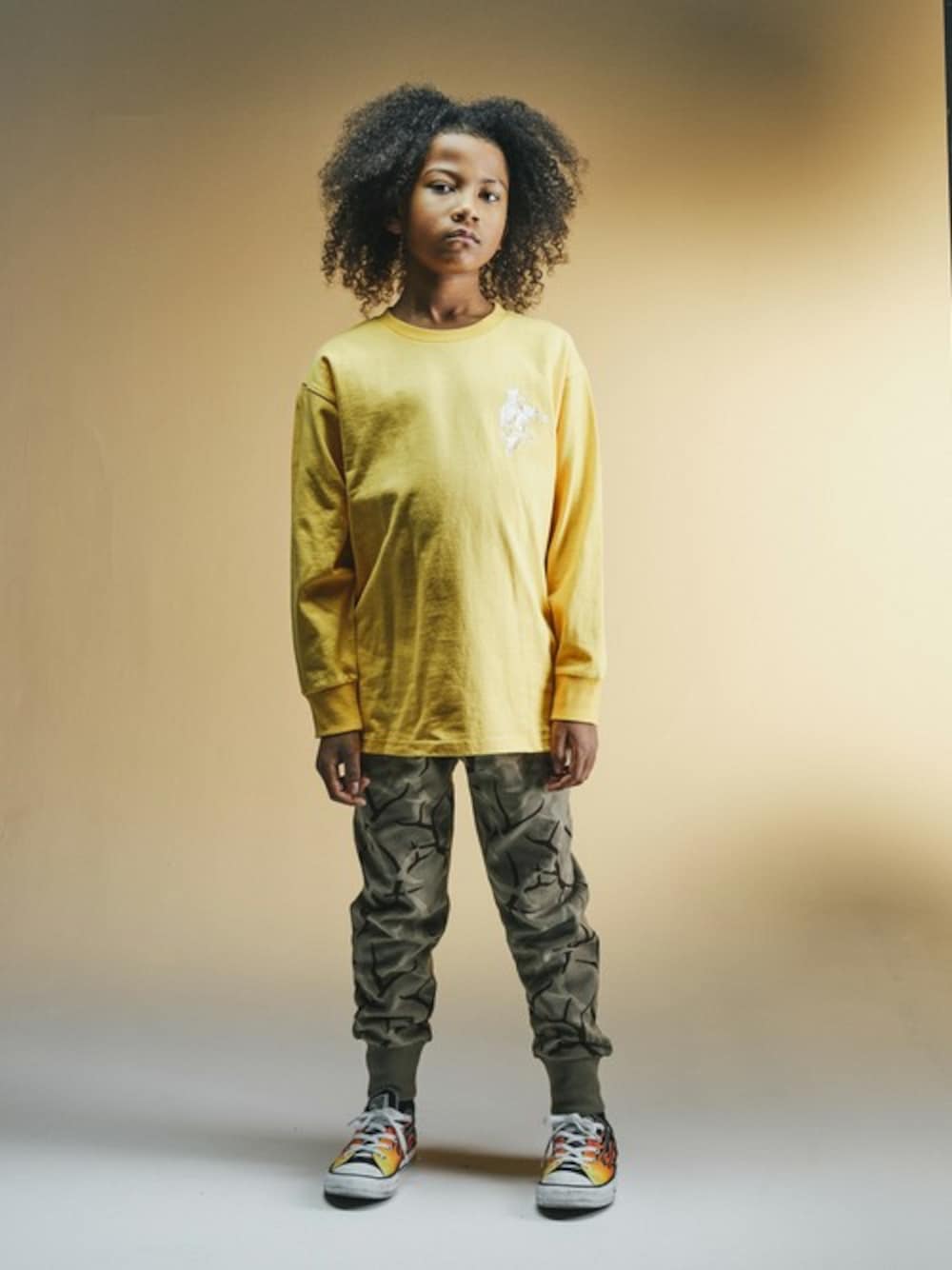 オレンジ系のTシャツ/カットソー、イエロー系のその他パンツを着用したキッズの冬コーディネートの1枚目の写真