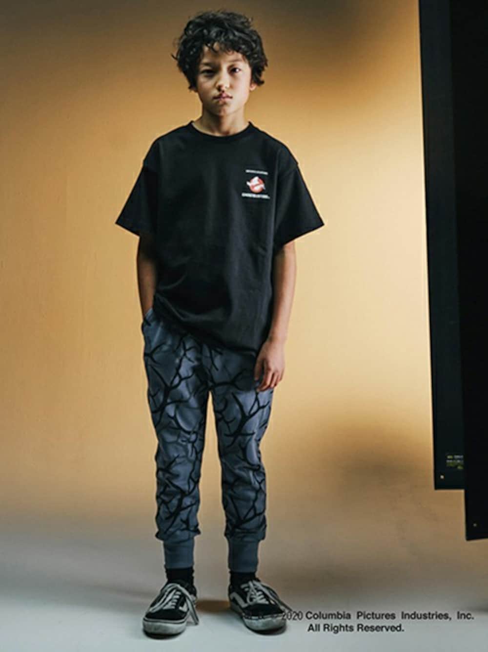 ブラック系のTシャツ/カットソー、グレー系のその他パンツを着用したキッズの春コーディネートの1枚目の写真